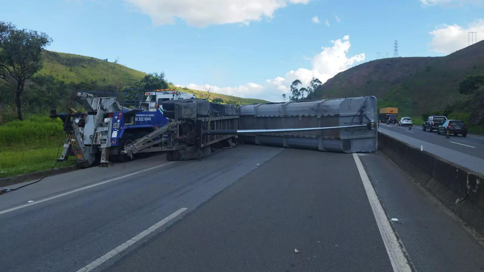 Carreta bitrem tomba e interdita BR-040 em Juiz de Fora